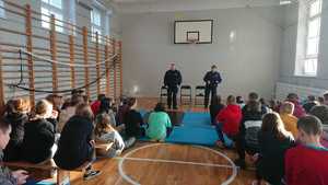 Zdjęcie przedstawiające policjantów oraz dzieci obecna na spotkaniu.