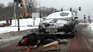 Zdjęcie przedstawiające potrąconą osobę przez samochód osobowy.
