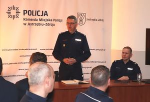 Zdjęcie przedstawiające policjantów w trakcie odprawy.