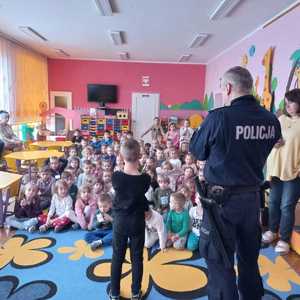 Zdjęcie przedstawiające policjanta oraz dzieci z przedszkola.