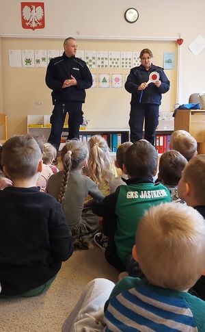 Zdjęcie przedstawiające policjantów oraz dzieci zebrane na spotkaniu.
