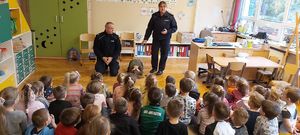 Zdjęcie przedstawiające policjantów oraz dzieci zebrane na spotkaniu.