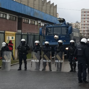 Zdjęcie przedstawiające policjantów i armatkę wodną.