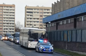 Zdjęcie przedstawiające radiowóz pilotujący autobus.