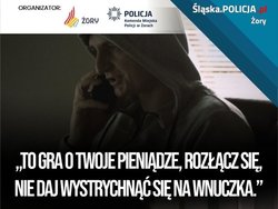 Plakat przedstawiający mężczyznę z kapturem na głowie.