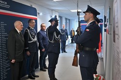 Zdjęcie przedstawiające policjantów.