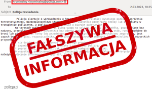 Zdjęcie przedstawiające plakat z napisem Fałszywa Informacja.