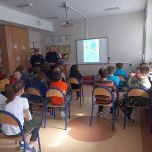 Zdjęcie przedstawiające policjantów oraz uczniów.