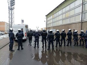 Zdjęcie przedstawiające policjantów ora autobus.