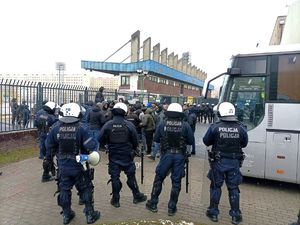 Zdjęcie przedstawiające policjantów  oraz autobus.