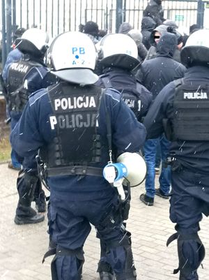 Zdjęcie przedstawiające policjantów.