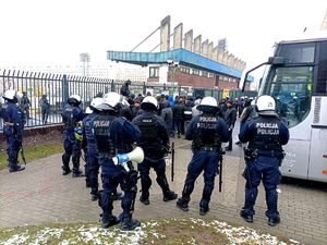 Zdjęcie przedstawiające policjantów oraz autobus.