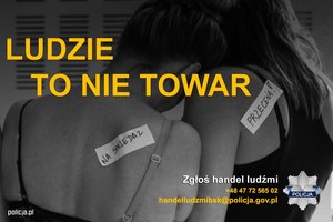 Zdjęcie przedstawiające plakat, na którym widać dwie młode dziewczyny