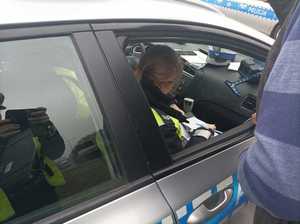 Zdjęcie przedstawiające policjantkę w trakcie pisania mandatu.
