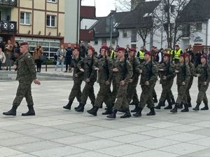 Zdjęcie przedstawiające uczniów prezentujących pokaz z bronią.