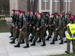 Zdjęcie przedstawiające uczniów w trakcie musztry.