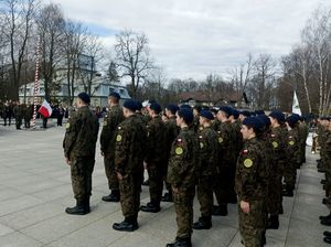 Zdjęcie przedstawiające uczniów klasy wojskowej.