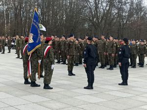 Zdjęcie przedstawiające moment ślubowania uczniów.