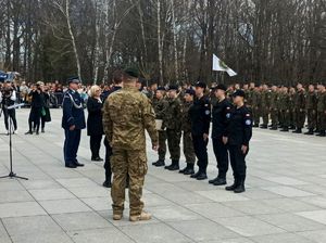 Zdjęcie przedstawiające zaproszonych gości oraz wyróżnionych uczniów.