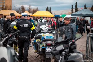 Zdjęcie przedstawiające uczestników rozpoczęcia sezonu oraz oraz policjanta.