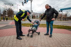 Zdjęcie przedstawiające policjanta wręczającego odblask.