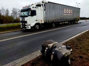 Zdjęcie przedstawiające uszkodzony samochód ciężarowy.