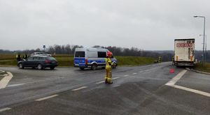 Zdjęcie przedstawiające pojazd policyjny oraz trzy inne pojazdy.