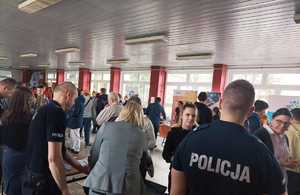 Zdjęcie przedstawiające policjantów oraz uczestników tragów.