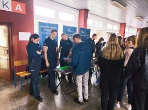 Zdjęcie przedstawiające policjantów oraz zebrane osoby na targach.