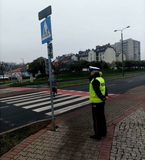 Zdjęcie przedstawiające policjantkę przy przejściu dla pieszych.