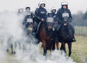 Zdjęcie przedstawiające policjantów na koniach.