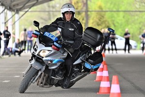 Zdjęcie przedstawiające policjanta na motocyklu.