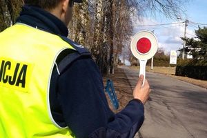 Zdjęcie policjanta ruchu drogowego.