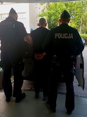 Zdjęcie policjantów i zatrzymanego.