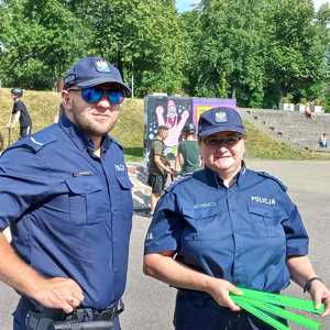 Zdjęcie przedstawiające dwóch policjantów.