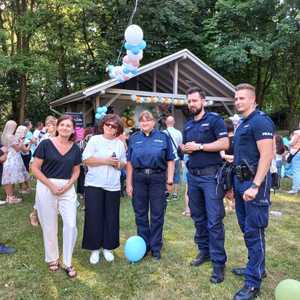 Zdjęcie przedstawiające policjantów oraz uczestników festynu.