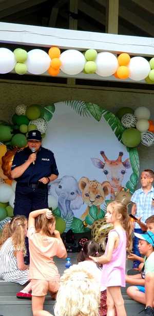 Zdjęcie przedstawiające policjantkę oraz dzieci.