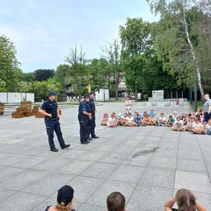 Zdjęcie przedstawiające policjantów oraz dzieci.