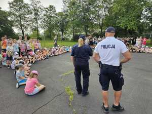 Zdjęcie przedstawiające policjanta oraz zebrane dzieci.