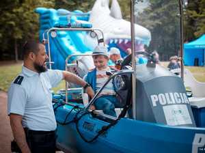 Zdjęcie przedstawiające policjanta oraz dziecko na łodzi.