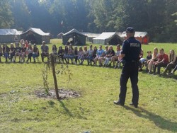 Zdjęcie przedstawiające dzieci oraz policjanta.