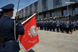 Zdjęcie przedstawiające policjantów oraz sztandar policyjny.