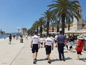 Zdjęcie przedstawiające policjantów nad wybrzeżem Adriatyku.