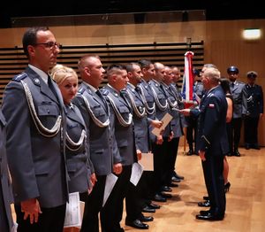 Zdjęcie przedstawiające Pana Komendanta oraz nagrodzonych pracowników cywilnych oraz policjantów.