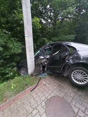 Zdjęcie przedstawiające miejsce zdarzenia drogowego, na którym widać uszkodzony samochód.