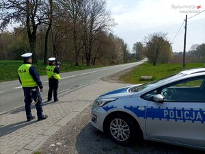 zdjęcie przedstawiające policjantów Ruchu Drogowego w trakcie wykonywania czynności służbowych