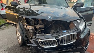 zdjęcie przedstawiające rozbity pojazd marki BMW