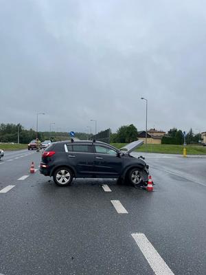 zdjęcie przedstawiające czarny samochód biorący udział z zdarzeniu drogowym