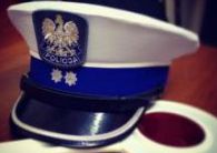 zdjęcie przedstawiające czapkę funkcjonariusza ruchu drogowego oraz tarczę do zatrzymywania pojazdów