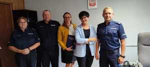 zdjęcie przedstawiające Komendanta Miejskiego Policji w Jastrzębiu Zdroju wraz jego pierwszym zastępcą oraz pozostałymi funkcjonariuszami oraz przedstawicielami Akademii Humanistyczno-Ekonomicznej